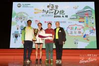 Miss Fung Pui Yan (second from left) won the champion in ‘10 km Challenge Run’ of HSMC FunD Run for U.
